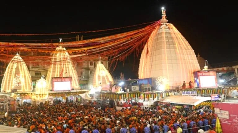 देवघर श्रावणी मेले की तीसरी सोमवारी पर बाबा बैद्यनाथ धाम में कांवरियों की भीड़