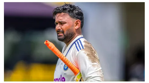 श्रीलंका के खिलाफ दूसरे टेस्ट में चोट लगने के बाद मैदान से बाहर जाते ऋषभ पंत